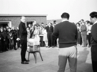 Amrum 1963 - Heinz Fuge ruft die Sieger auf.