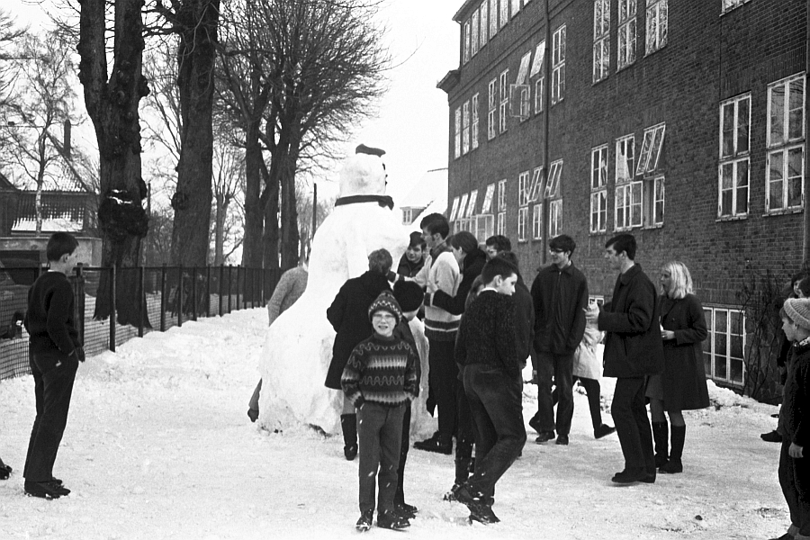 Klaus-Harms-Schule - Schneefrau 1969 - Foto: Manfred Rakoschek