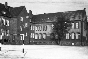 Klaus-Harms-Schule - Schulhof - Foto: Manfred Rakoschek (1968)
